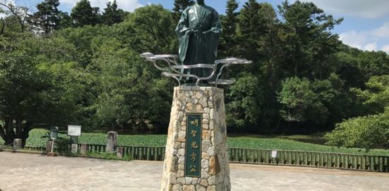 明智光秀公の像と南郷池
