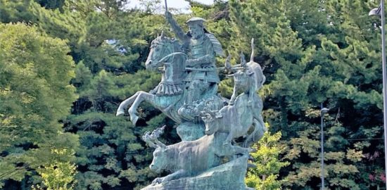 伊勢盛時(北条早雲)公の像