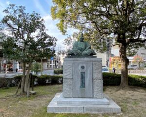 小早川隆景公の像