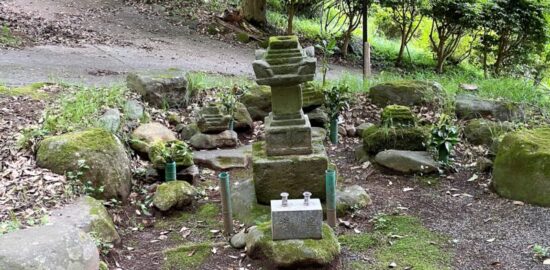 安達盛長の墓所(修善寺)