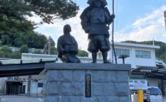 土肥実平と夫人像