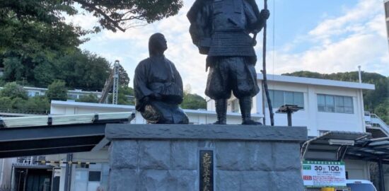 土肥実平と夫人像