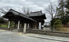 鑁阿寺　山門と本堂