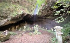 しとどの窟（土肥椙山観音像群）