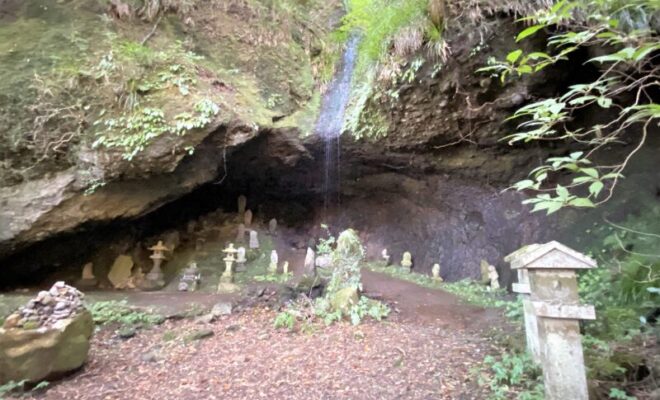 しとどの窟(土肥椙山観音像群)