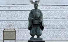 岡崎義実公の像