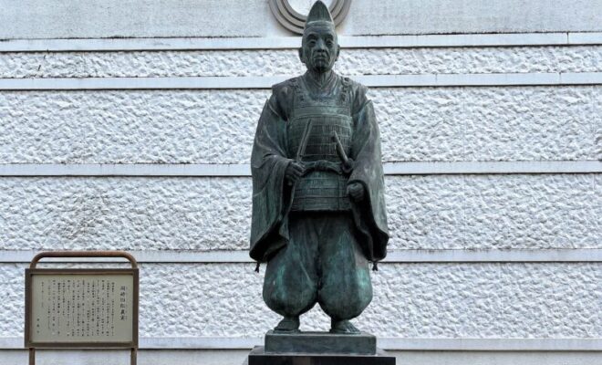 岡崎義実公の像