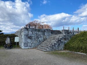 二本松城跡　天守台と自尽の碑
