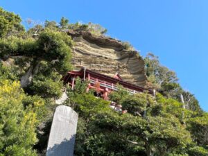 大福寺　観音堂と崖