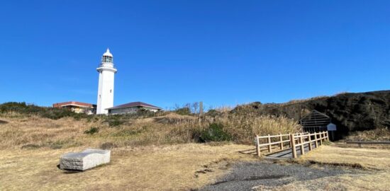 野島崎灯台と伝説の岩屋