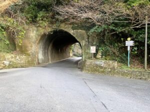 八幡岬公園手前のトンネル