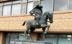 武田信義公銅像（韮崎市役所）