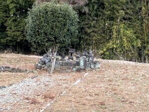 椿城本丸跡にある秋山氏の墓の五輪塔
