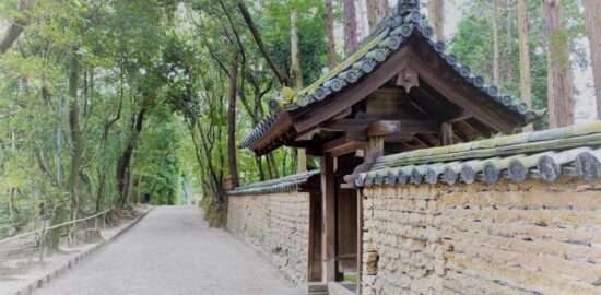 寺院 土壁 小径