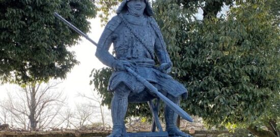 本多忠勝像（岡崎城）