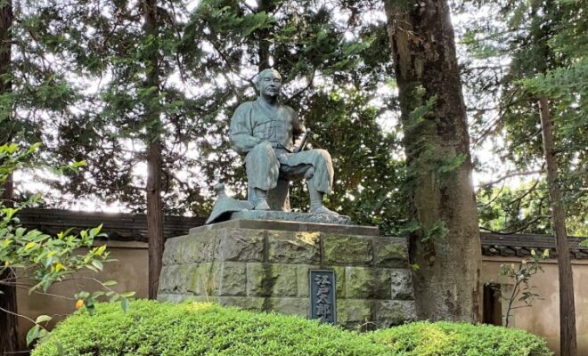 江戸重長公の銅像（慶元寺）