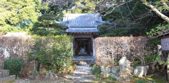 築山殿の墓