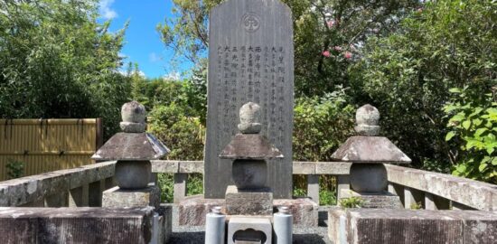 忠勝公園 忠勝公・正室・忠朝公の墓