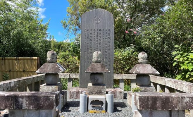 忠勝公園　忠勝公・正室・忠朝公の墓