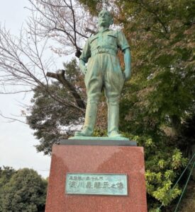 徳川義親氏の像
