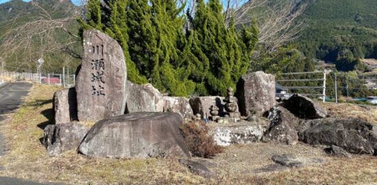 川瀬城址(立派な石碑と五輪塔)三重県