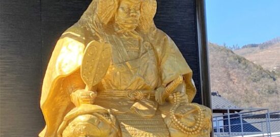 黄金の武田信玄像（信玄館）