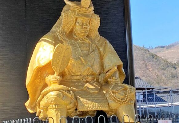 黄金の武田信玄像（信玄館）