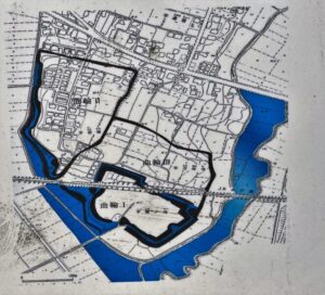 中久喜城跡　縄張り図と
現代の地図
